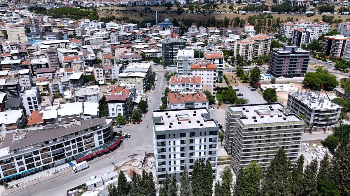 İzmir herdenkt de aardbeving van zes jaar geleden, terwijl de woningvernieuwing in Bayraklı doorgaat