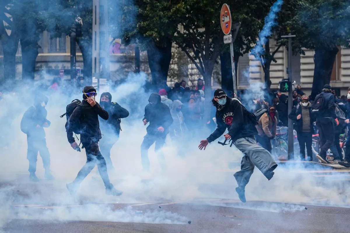 Morte durante una manifestazione a Parigi: l’autopsia rileva un’insufficienza cardiorespiratoria acuta; la famiglia presenta una denuncia