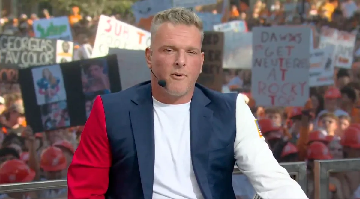 FBI zou Pat McAfee na de dood van Charlie Kirk hebben geadviseerd een kogelwerend vest te dragen