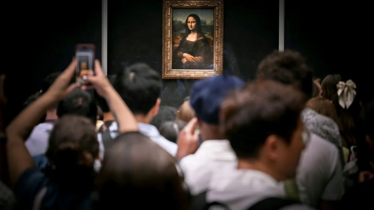 Due tedeschi arrestati per aver appeso opere d'arte false nella sala della Gioconda del Louvre