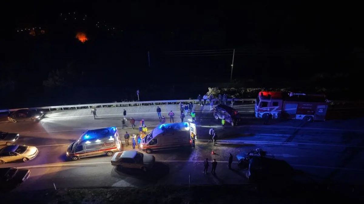 Vijf gewonden bij frontale botsing tussen twee voertuigen in Akçakoca, Turkije