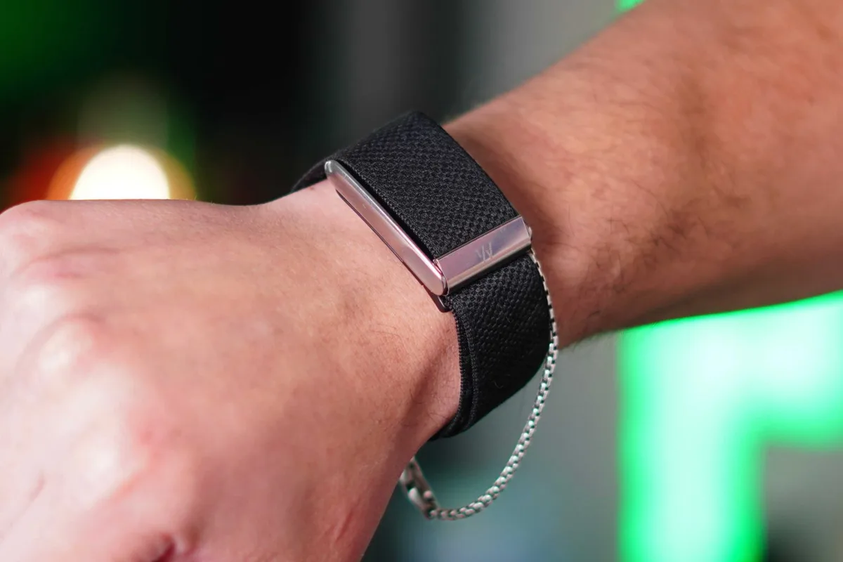 Apple Developing Screenless Fitness Tracker to Compete with Whoop