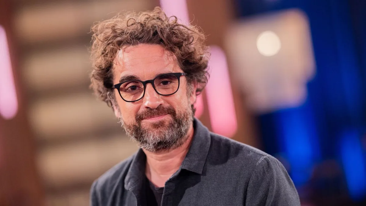 Oliver Wnuk Advises Young Actors to Manage Money and Save