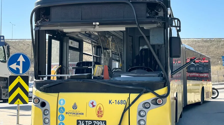 Un bus IETT percute un mur à Sultangazi, à Istanbul, et blesse quatre passagers