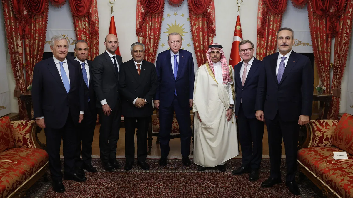 Erdoğan Meets Foreign Ministers Attending R4+E3 Talks in Istanbul