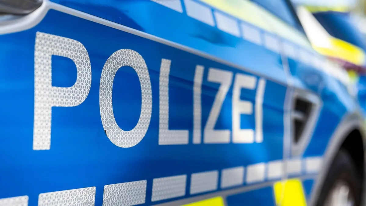Fans van Hessen Kassel proberen na nederlaag het uitvak van Fulda binnen te komen; agent gewond