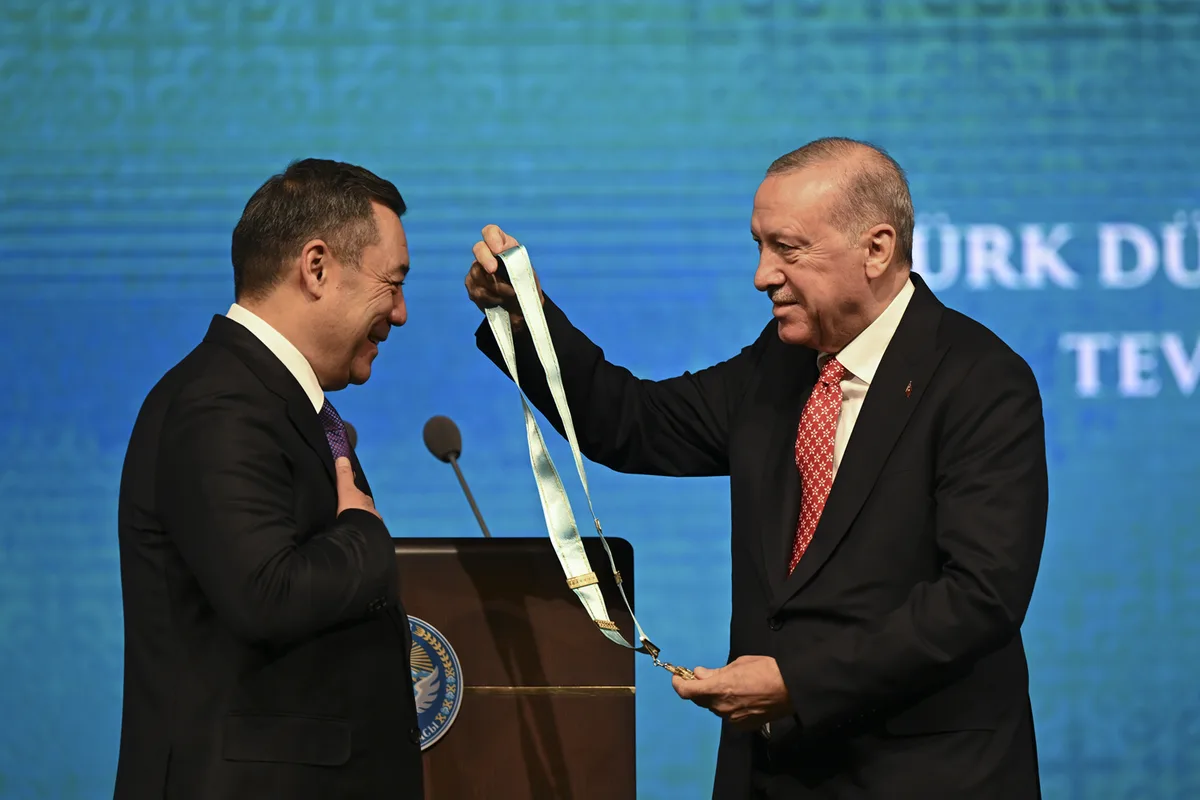 Kirgizische president Japarov zegt dat Turkije onder Erdoğan internationaal meer aanzien heeft gekregen