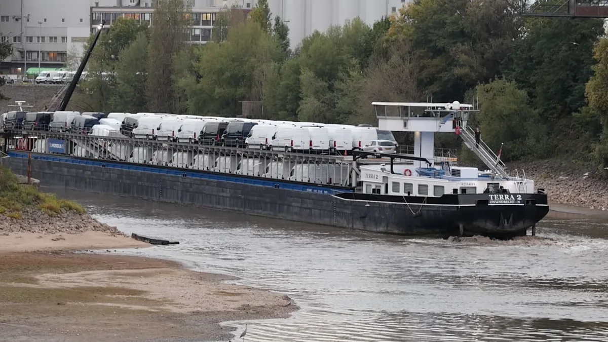 Bajos niveles de agua causan que un barco de carga quede varado en el puerto de Düsseldorf