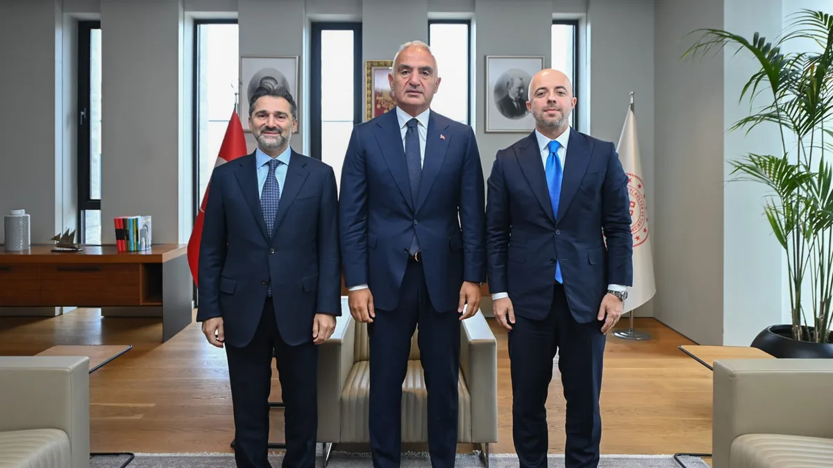 Il ministro Ersoy e Turkish Airlines discutono nuove rotte turistiche al summit