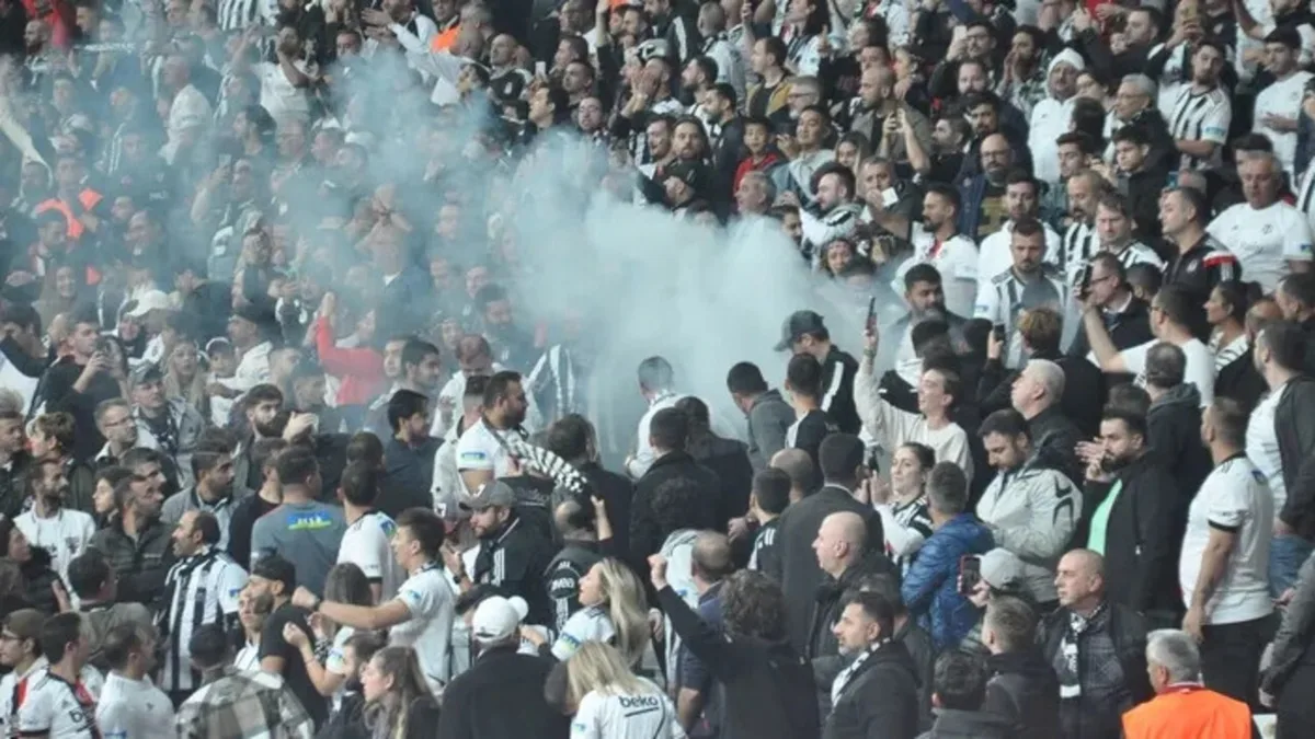 Police Open Investigation Into Fans Who Lit Flares at Trabzonspor-Beşiktaş Match