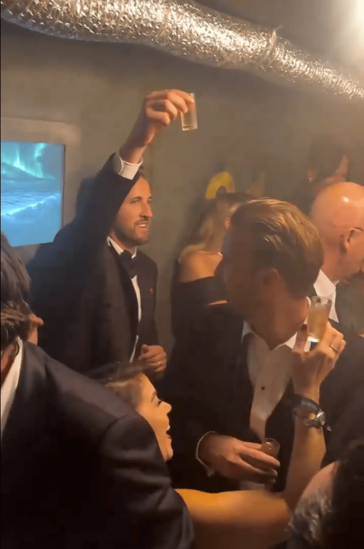 Harry Kane, Ballon d’Or zaferini ailesi ve arkadaşlarıyla Londra’daki bir gece kulübünde kutladı