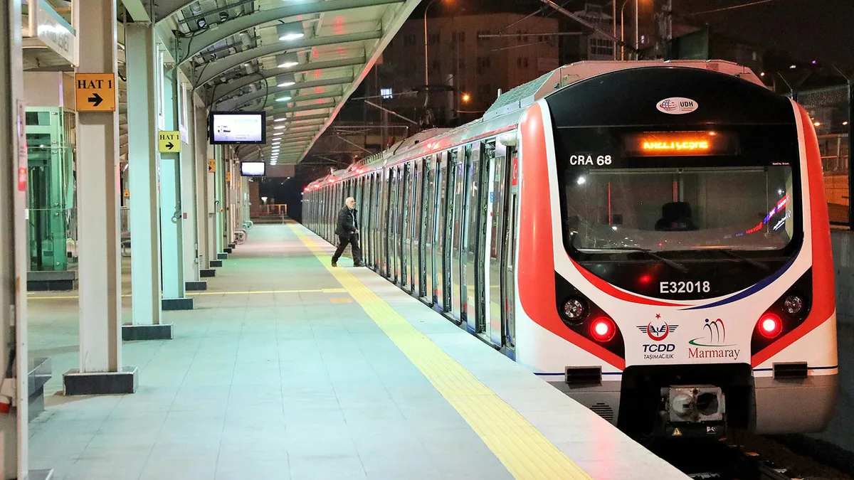 Marmaray Üsküdar İstasyonu'nda bir kişi intihar sonucu hayatını kaybetti, trenler tek hattan sefer yapıyor