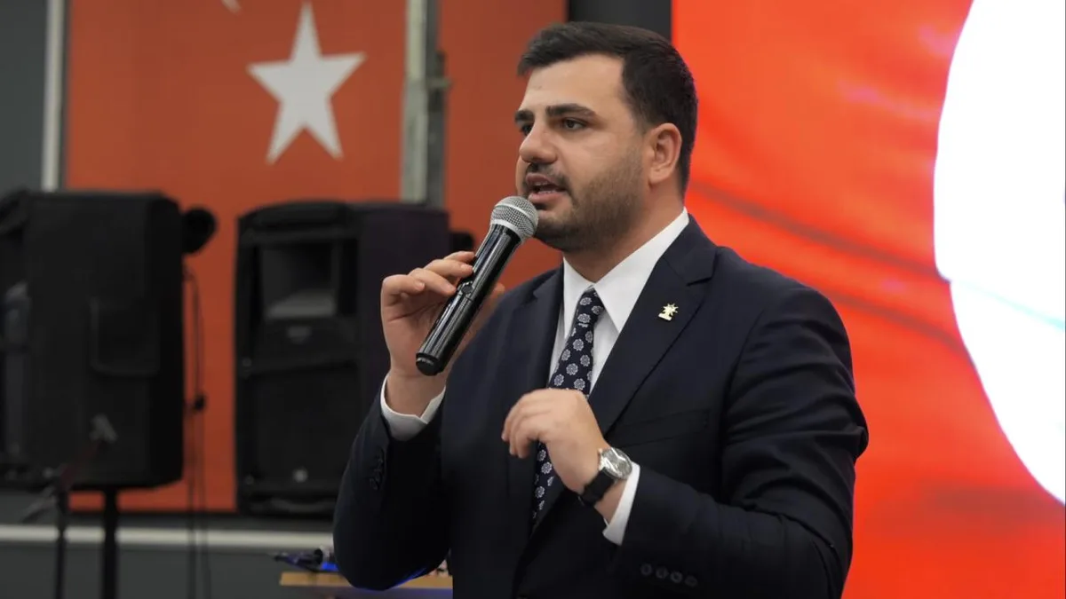 El secretario del Partido AK, Eyüp Kadri İnan, critica a Özgür Özel sobre la corrupción