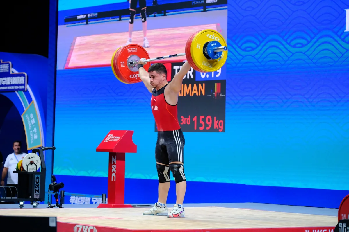 Kaan Kahriman vince l’argento nello strappo dei 75 kg ai Mondiali di sollevamento pesi