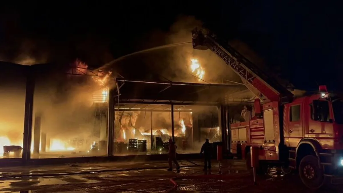 Brand in koelopslag in het district İznik in Bursa na 4,5 uur geblust