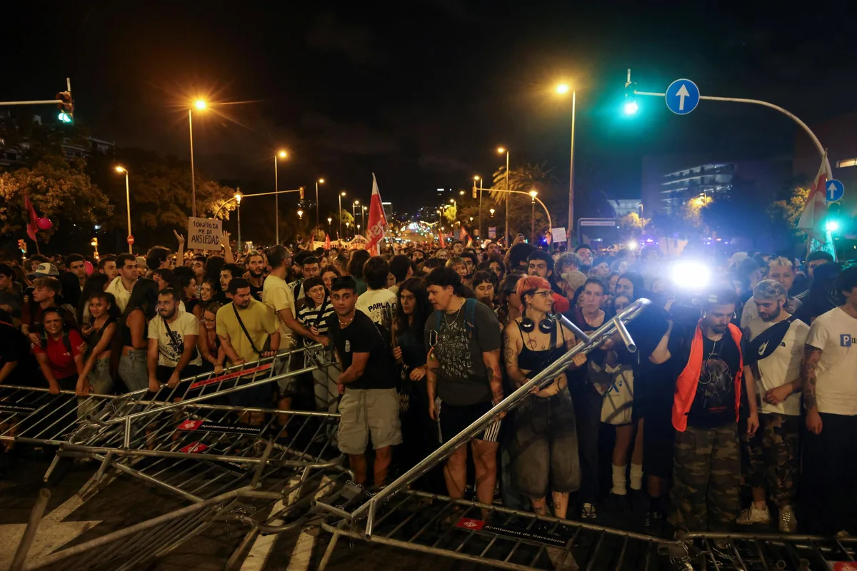 Yaşlı İspanyol Kadın Mari Carmen, Konut Krizi Protestolarının Ardından Eve Dönüyor