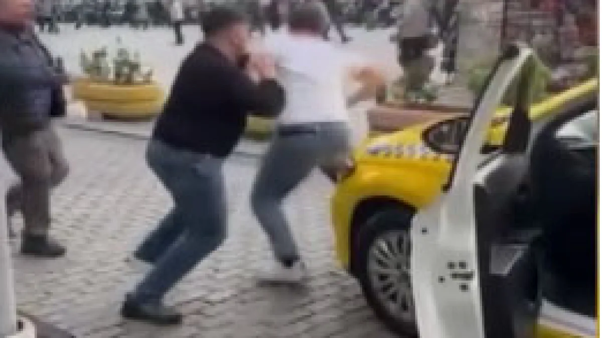 Taxichauffeurs ruziën om passagier in de wijk Fatih in Istanbul