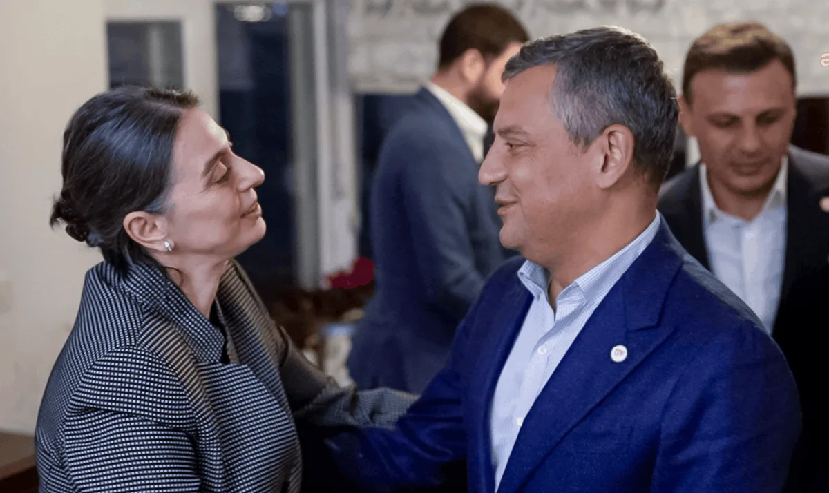 Özgür Özel bezoekt Sinem Dedetaş en bekritiseert de wisseling aan het hoofd van de gemeente Üsküdar