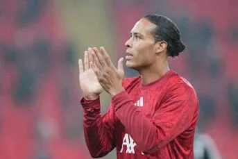 Van Dijk verbaasd over duw van Emegha tijdens bekerduel tussen Liverpool en Chelsea