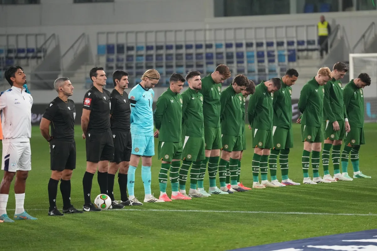 I calciatori irlandesi indossano braccialetti neri e rifiutano di stringere la mano alla squadra israeliana nella partita di Nations League