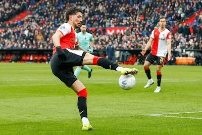 Jakub Moder Returns to Feyenoord Squad for PSV Match After Knee Injury