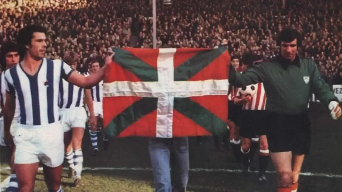 Real Sociedad en Athletic Club beelden de foto met de Ikurriña uit 1976 opnieuw uit in San Mamés