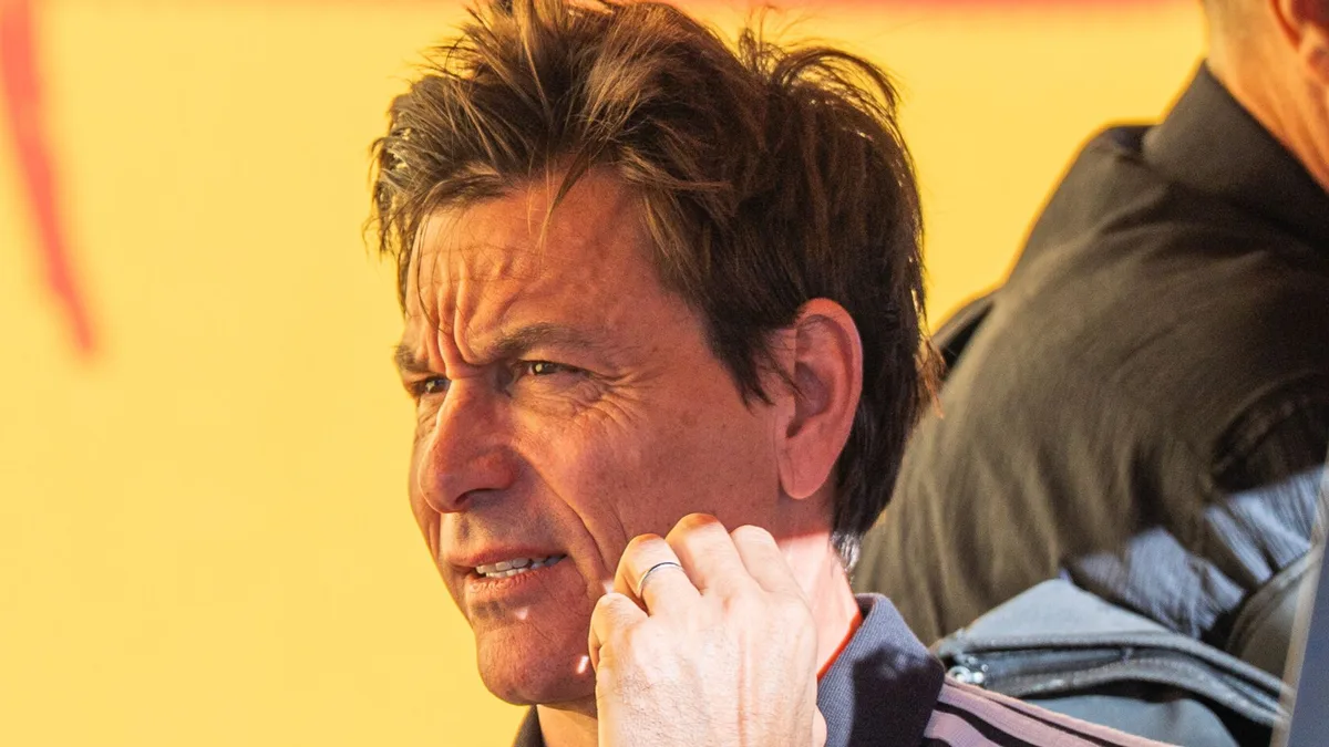 Toto Wolff, Mercedes'in Kimi Antonelli'yi George Russell'a tercih ettiği iddialarını reddetti