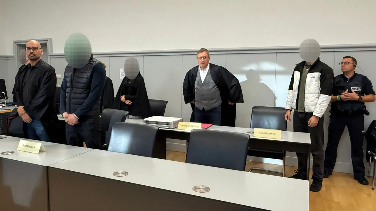 Des 'agents jetables' soupçonnés avouent des attaques au mousse sur des voitures liées à la Russie