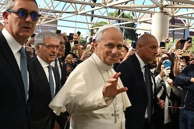 Riuscito l’intervento ai polmoni di papa Leone XIV, riferisce il Vaticano