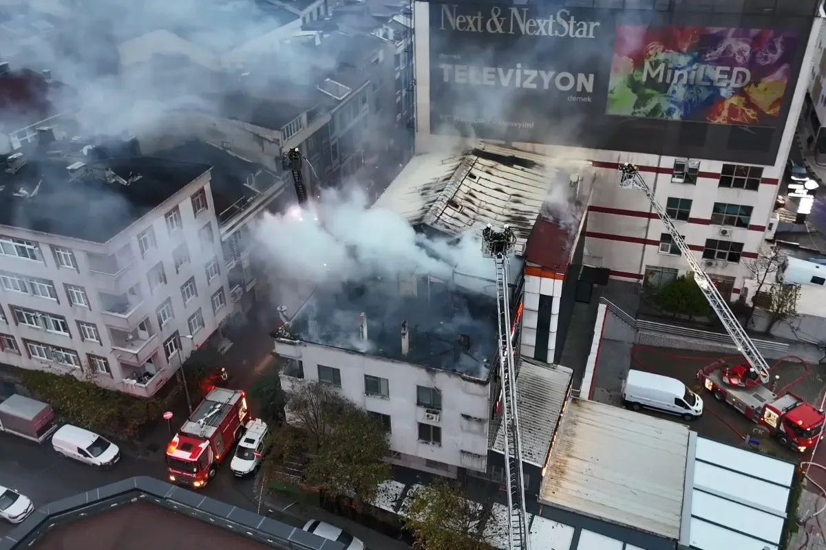 Un incendio en un taller textil de Küçükçekmece se extiende a un edificio contiguo