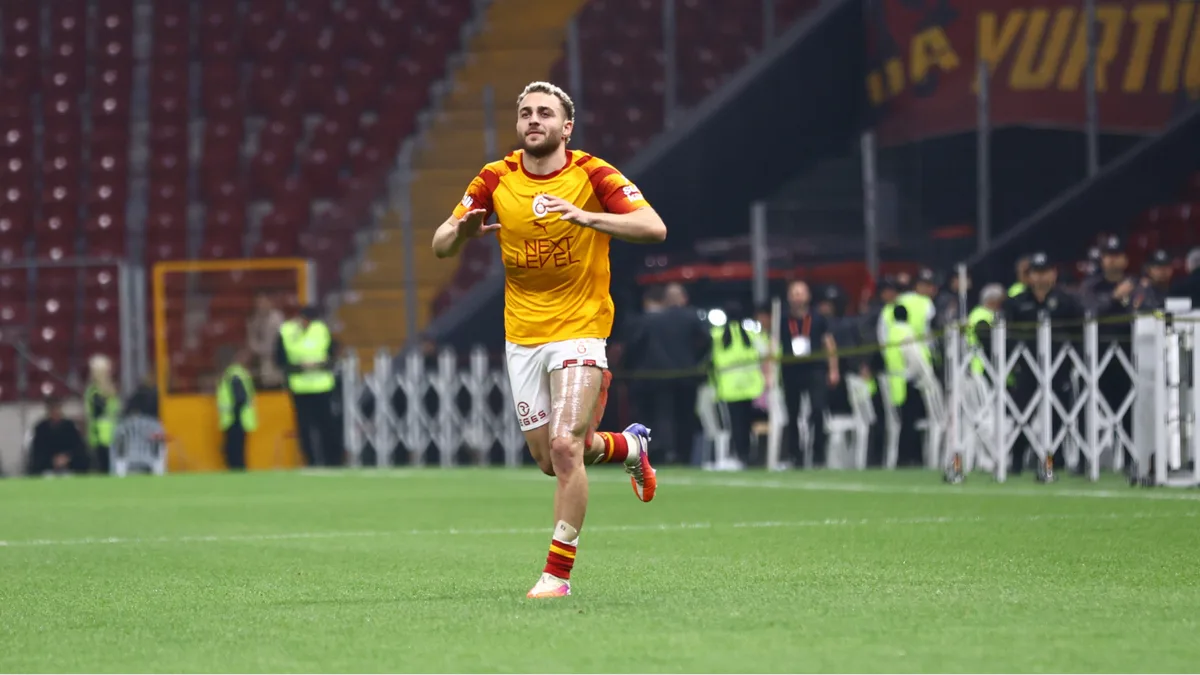 Barış Alper Yılmaz revient sur le terrain saluer les supporters de Galatasaray après la victoire 3-1