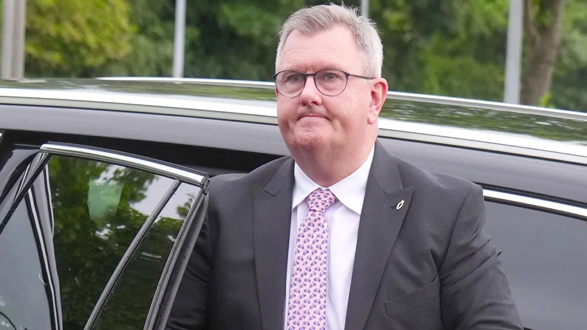 Jeffrey Donaldson, ex líder del DUP, condenado a 15 años por delitos sexuales contra menores