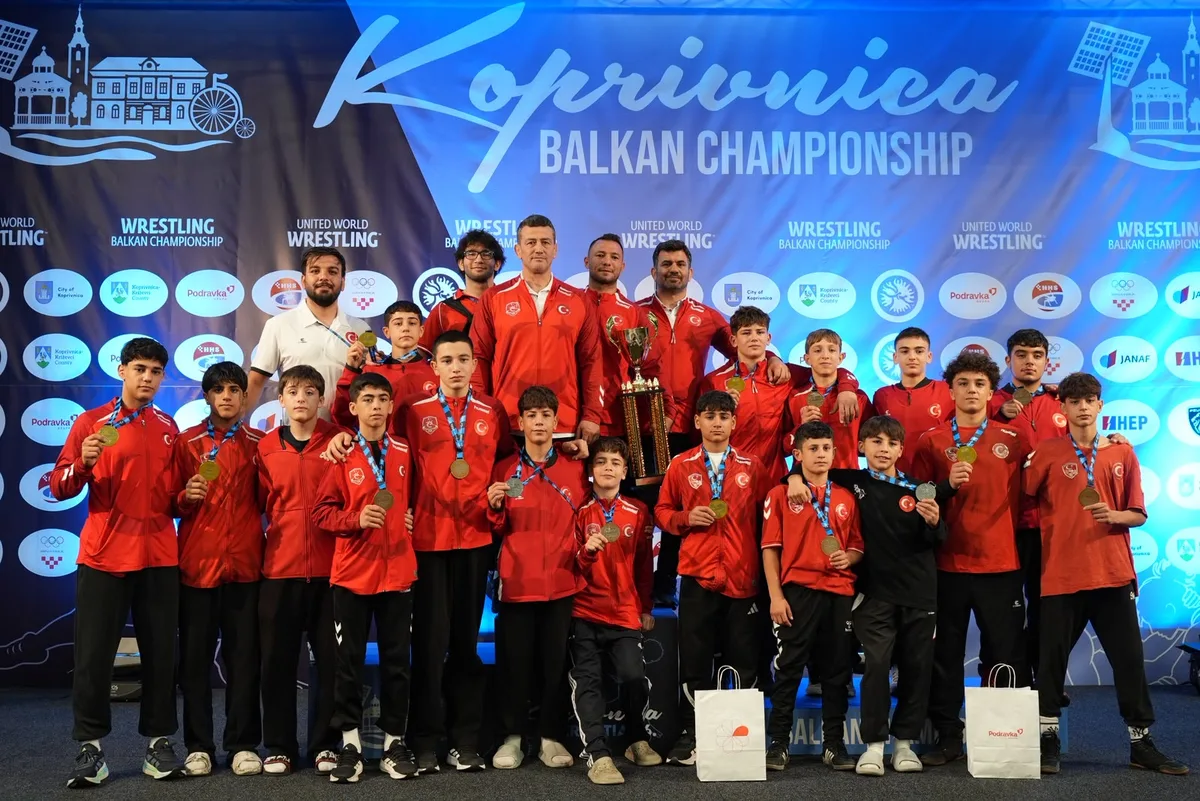 L'équipe de lutte U15 de Turquie remporte le championnat au tournoi des Balkans