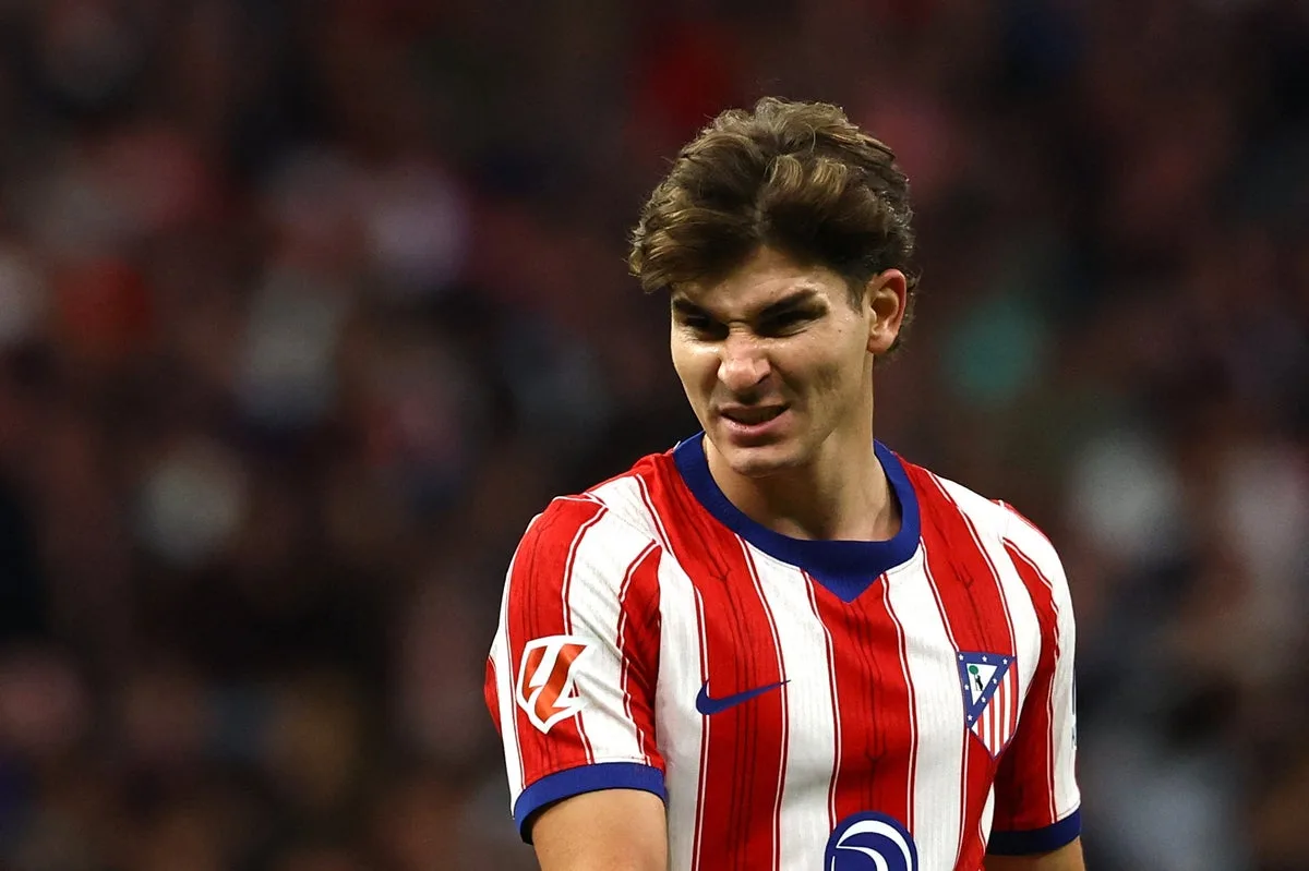 El Barcelona, multado con 602 euros por sus contactos con Julián Álvarez, delantero del Atlético de Madrid