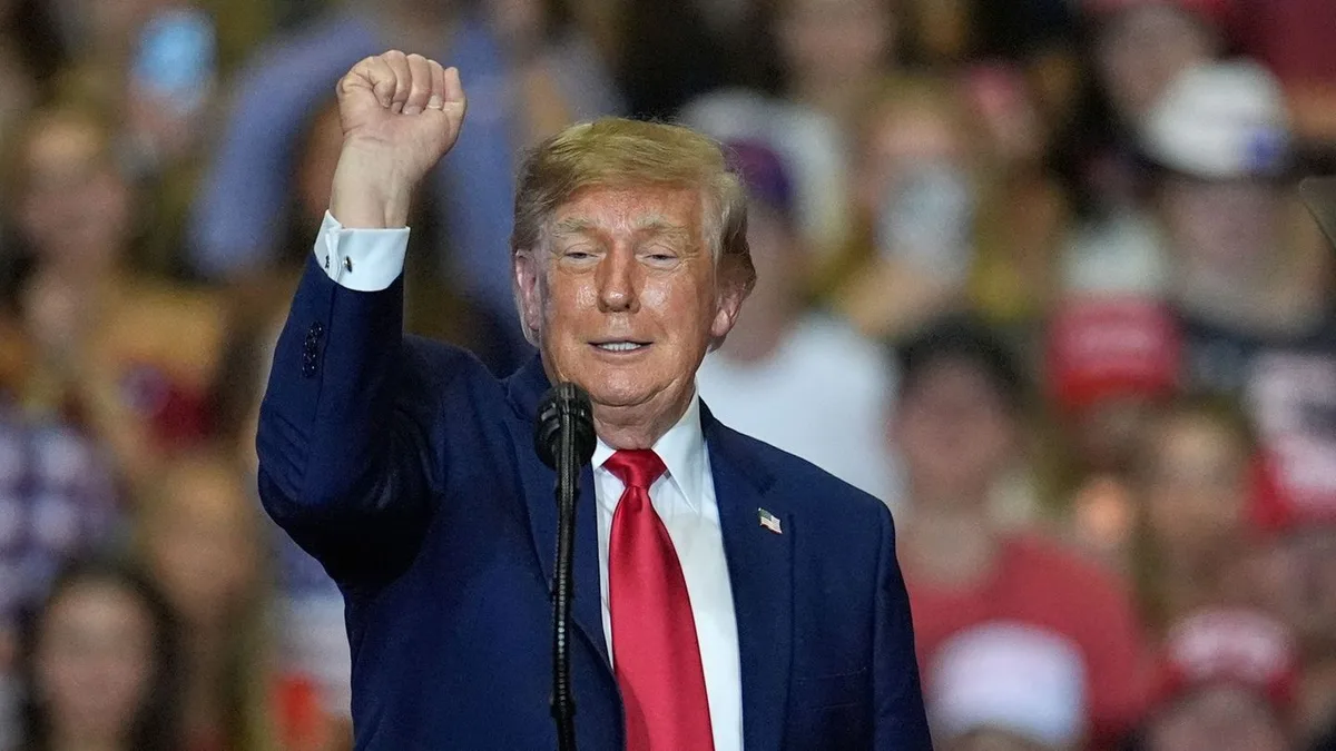 Trump, seçim konuşmasında protestocuya atılan yumruğu övdü