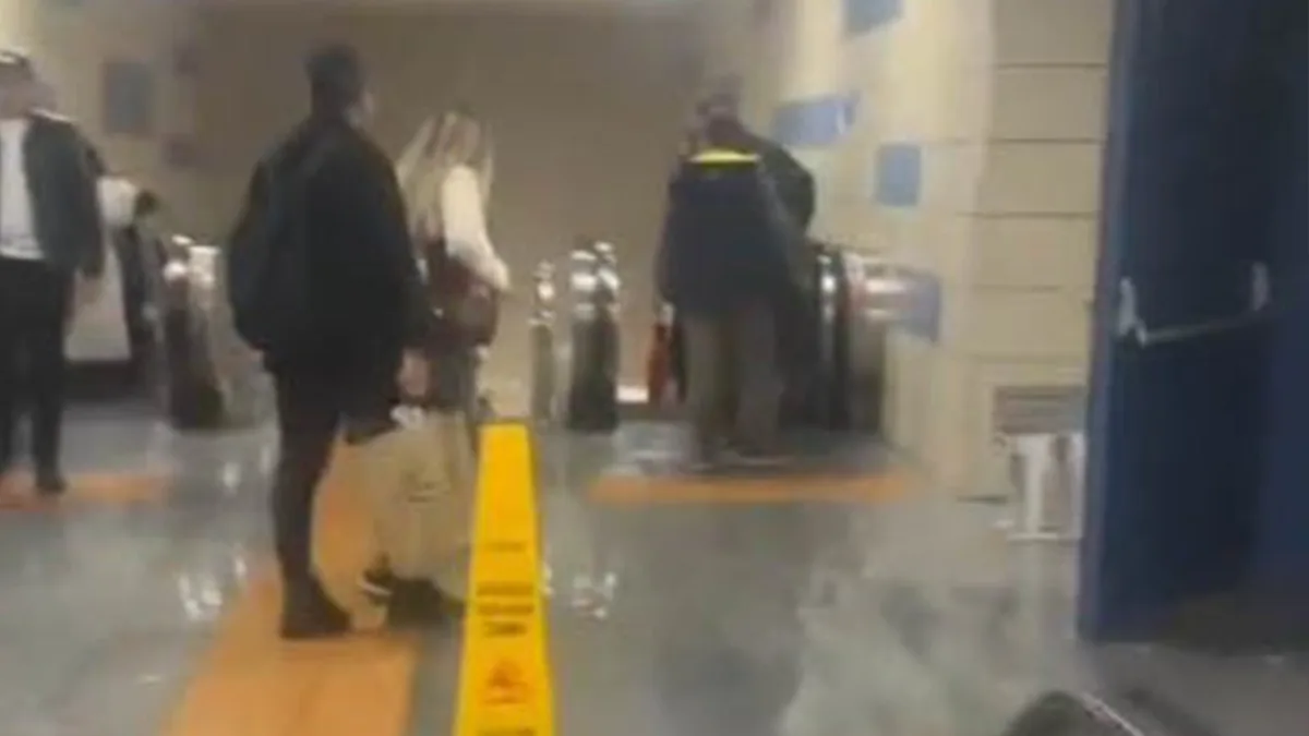 Zware regenval zet het metrostation Hacıosman in Istanbul onder water