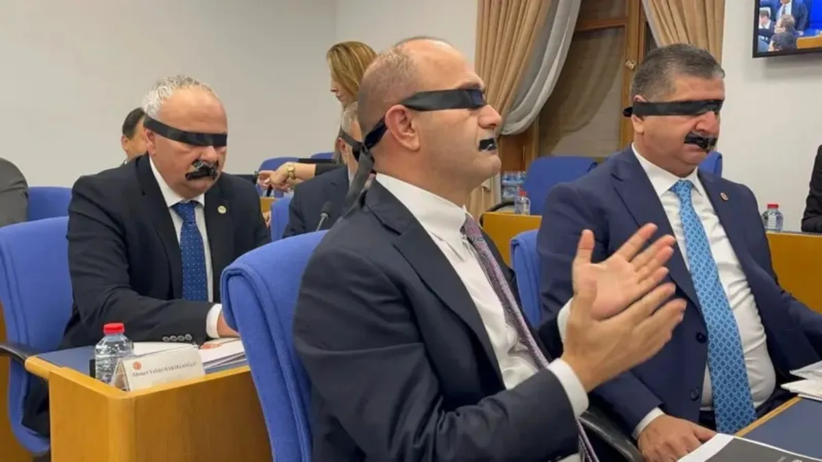 Abgeordnete der YENİ-Partei protestieren mit schwarzem Klebeband gegen die Ernennung eines Treuhänders für Halk TV