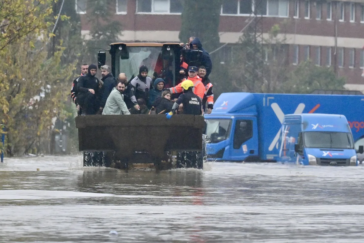 Durch Regen eingeschlossene Bewohner im Istanbuler Bezirk Sarıyer mit schwerem Gerät gerettet