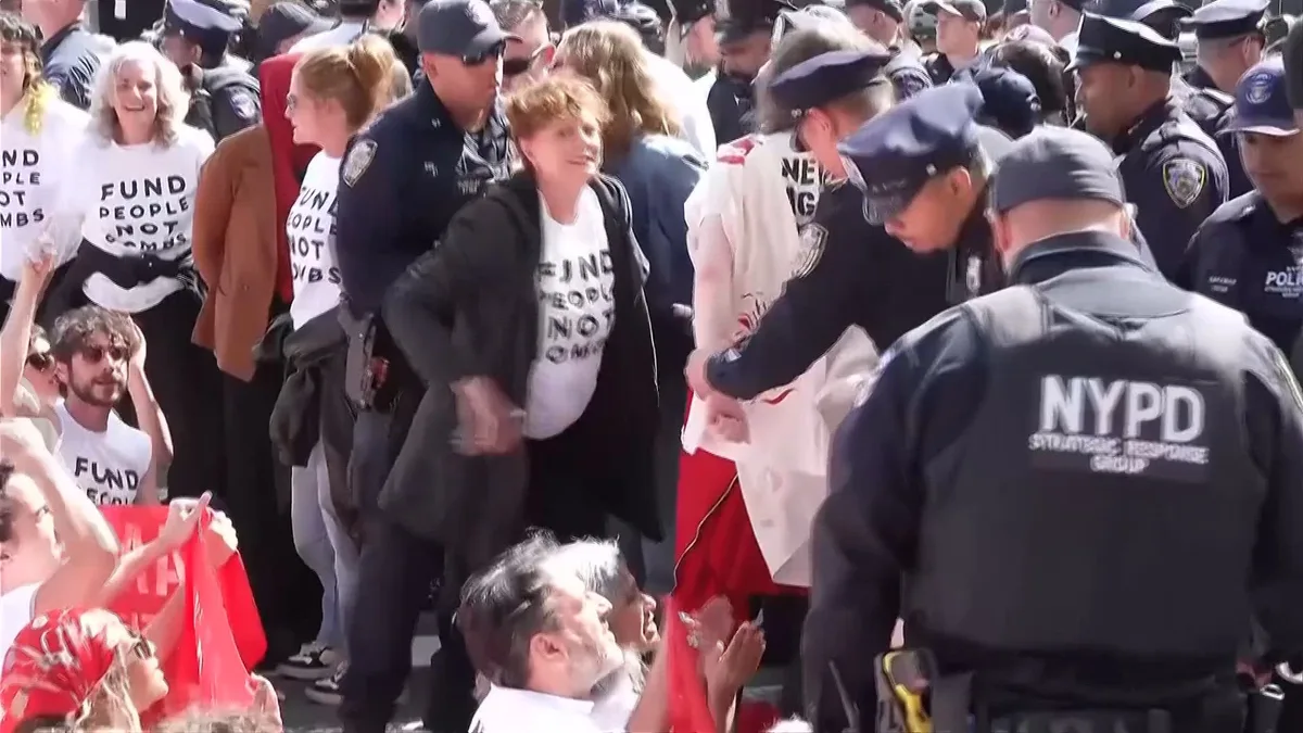 Schauspielerin Susan Sarandon während Protest gegen Netanyahu festgenommen