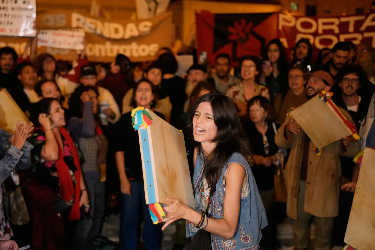 Duizenden protesteren bij het parlement in Lissabon tegen de woningcrisis in Portugal