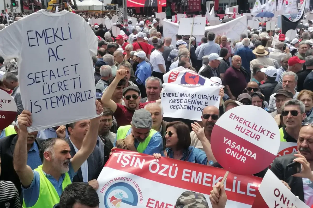 Gepensioneerd politieagent Baskın Pekmen dood aangetroffen bij het graf van zijn vader in Zonguldak