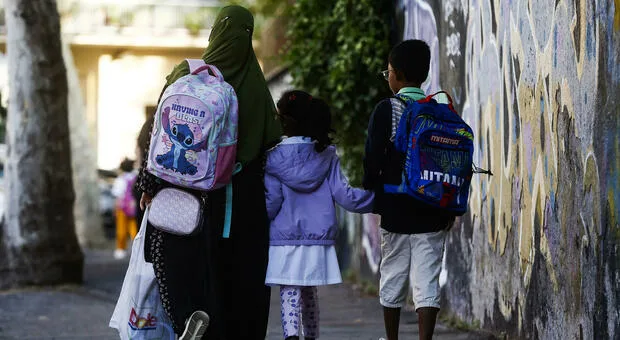 Nuovo decreto scolastico propone multe per la burqa e limiti per studenti stranieri