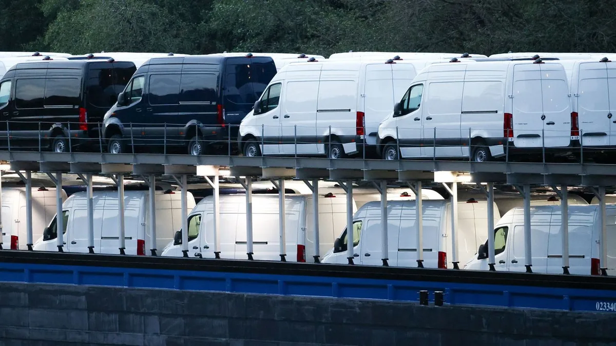 Navire Mercedes Sprinter bloqué au port en raison de la sécheresse