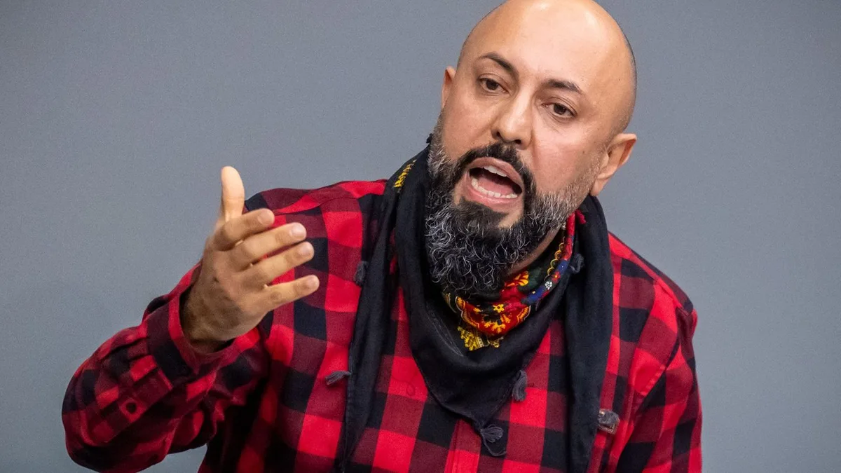 Leftist Politician Koçak Resigns from Bundestag Committee Amid Controversy
