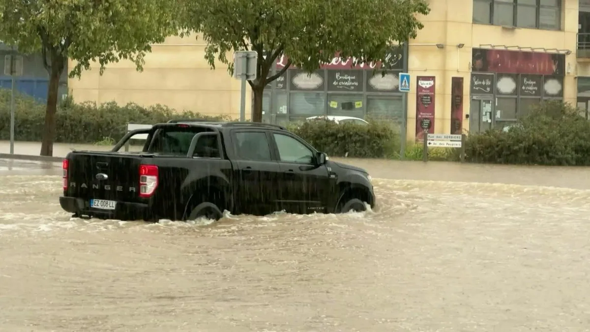 De fortes pluies inondent des habitations et des commerces dans le sud-est de la France et perturbent les transports