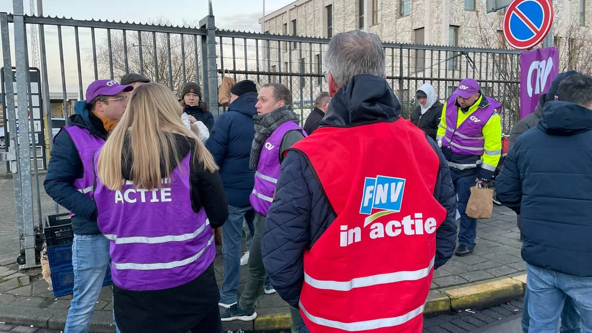 Werknemers in het Nederlandse regionale vervoer staken opnieuw, met hinder voor bus- en treinverkeer