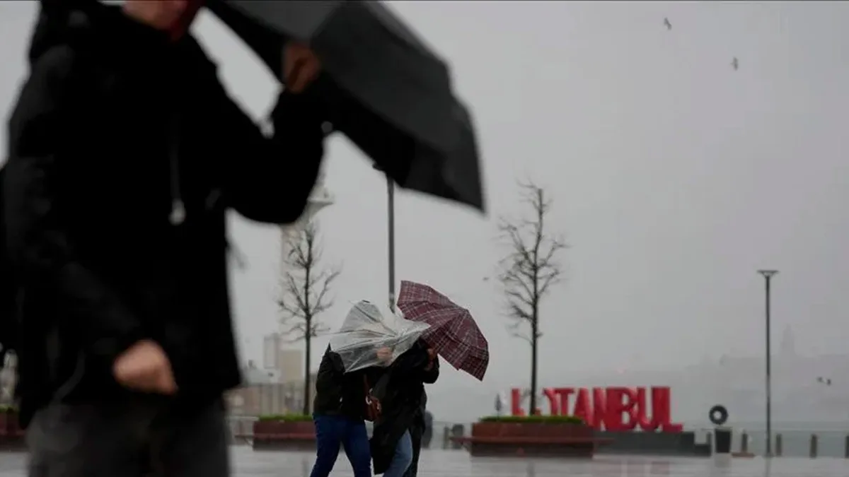 De fortes pluies inondent les routes des quartiers de Tuzla et Pendik à Istanbul et immobilisent des véhicules