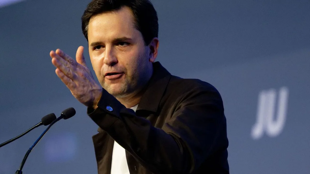 Almanya Başbakanı, Junge Union kongresinde kendinden emin gençlerle karşılaşıyor