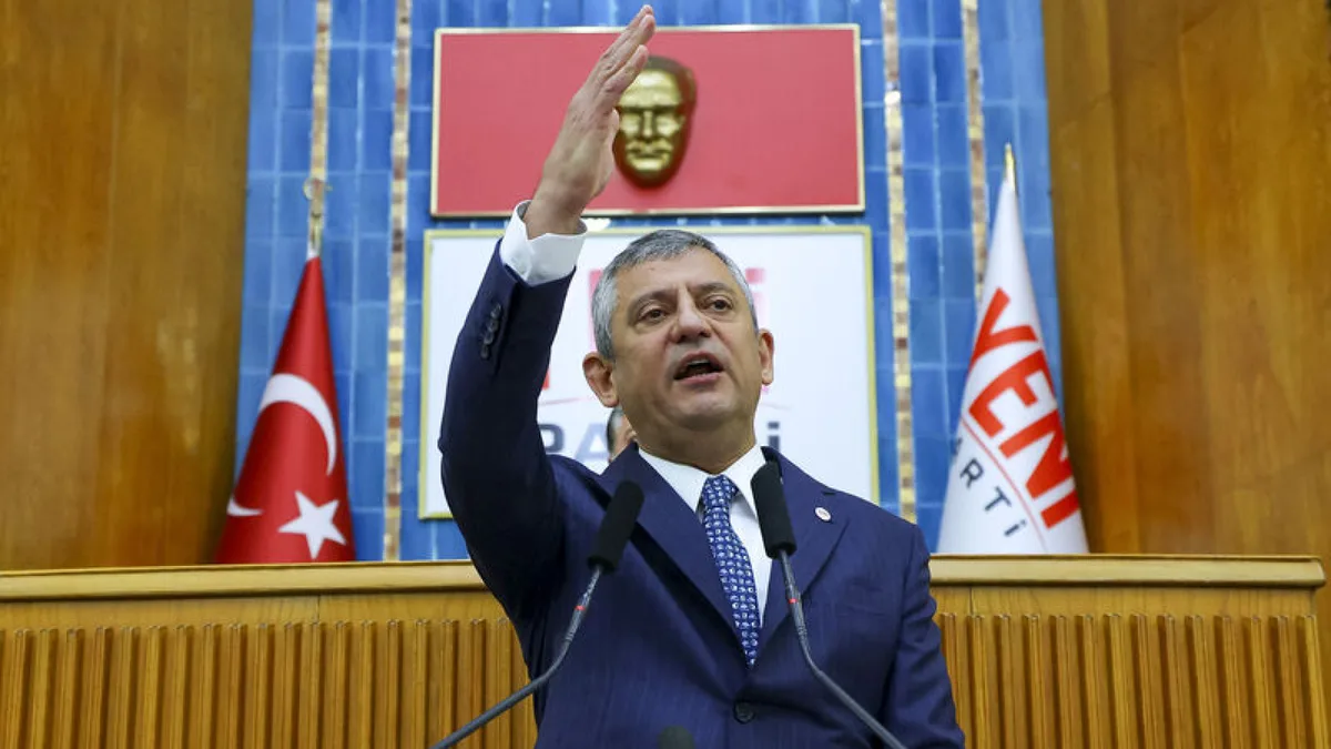 Özgür Özel interviene en la reunión del grupo parlamentario del Yeni Parti