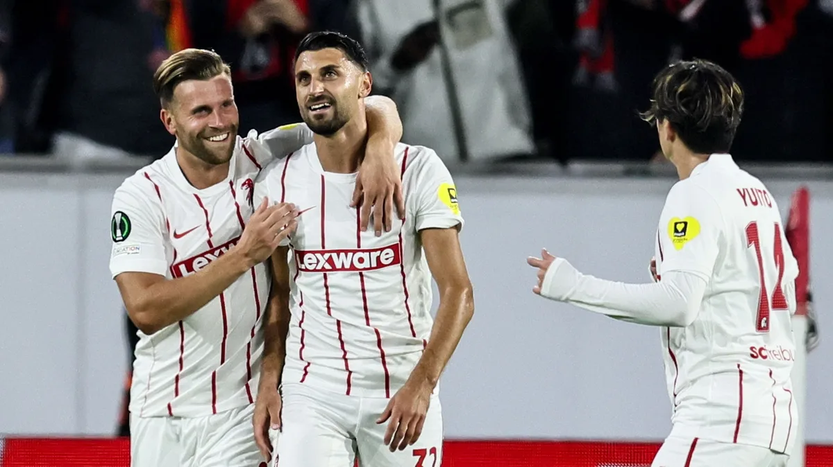 Freiburg verslaat Jablonec voor achtste zege in negen duels; mijlpaal voor Schuster